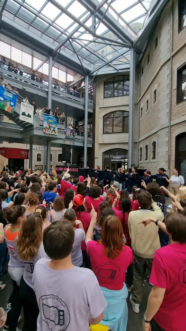 Le hall est vide, les couloirs sont silencieux... Mais il fut un temps où le hall ressemblait à ça. 🎊
On a hâte que ça