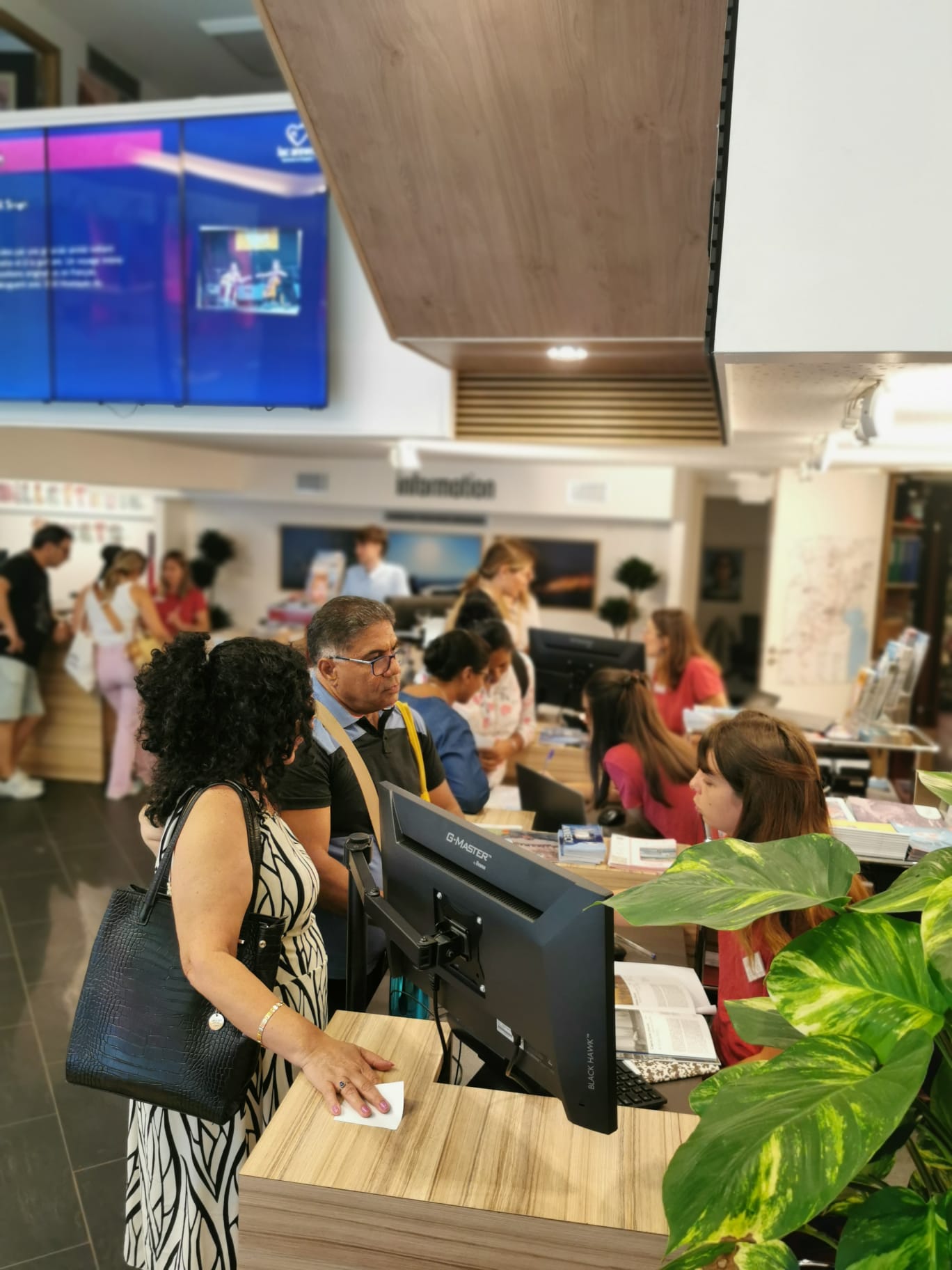 Aujourd’hui, le groupe débutant est allé à l’Office de Tourisme d’Annecy !
Mission : demander des renseignements sur le