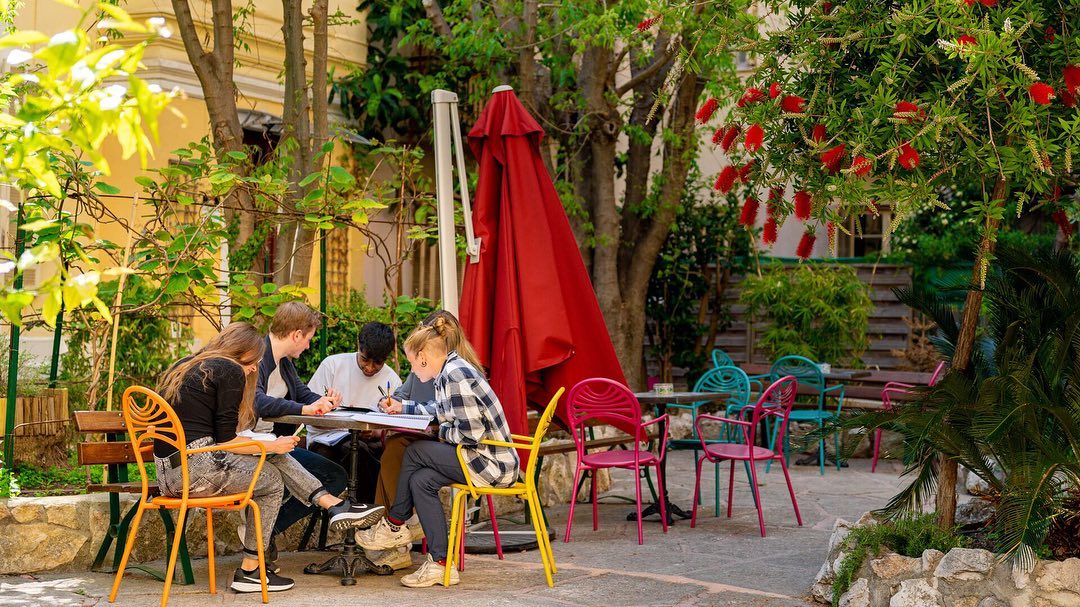 📸✨ Capturing the magic of learning French at Azurlingua! 🌺🌳🇫🇷
•
•
•
#azurlingua #frenchlanguageschool #learnfrench