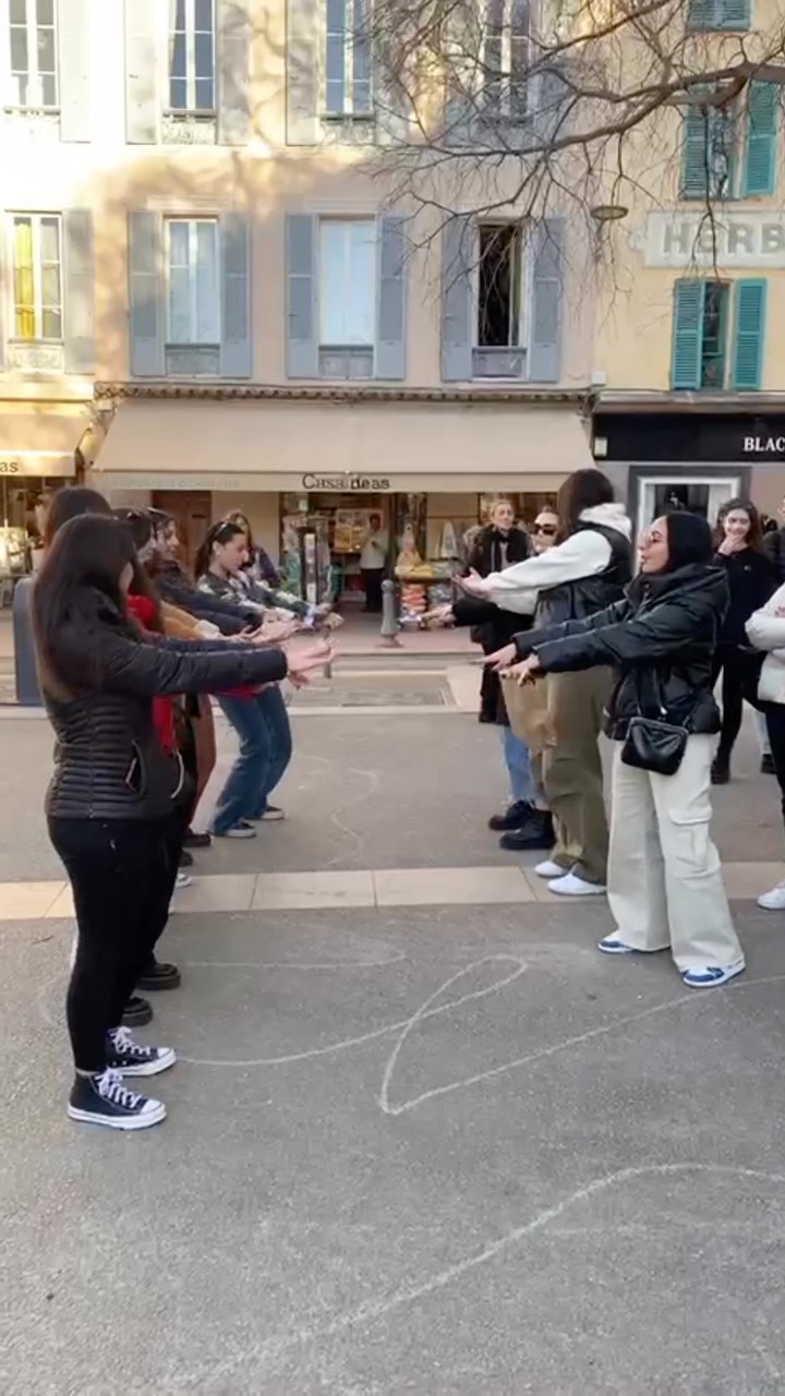 Découvrez ce groupe incroyable d’étudiants italiens qui s’amusent à Antibes ! Chez Azurlingua, nous croyons que l’appren