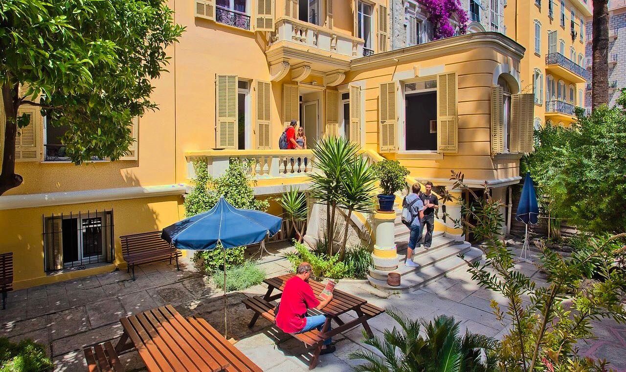 💛 Bonjour! 💙
Are you ready to learn French in one of the most beautiful cities in the world?
Come discover our charm
