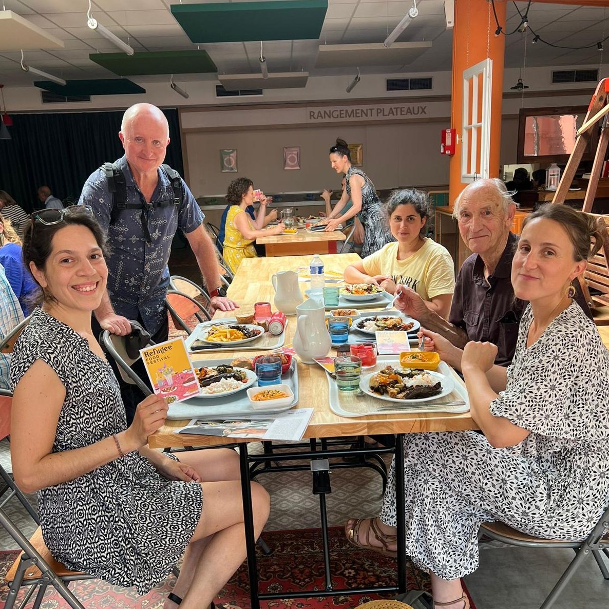 Un déjeuner, mille rencontres 🍽️
Près de l'École CLÉ, chez Monsieur Henri, professeurs et étudiants se retrouvent auto