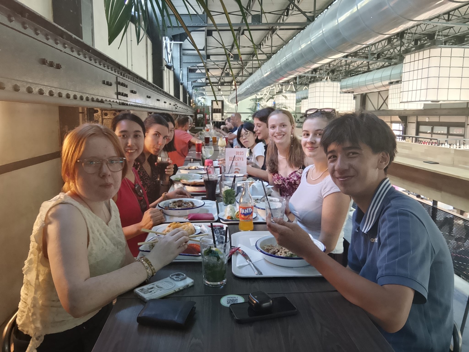 Sarah et Vianney ont organisé une sortie au restaurant pour nos étudiants ! 👨🎓
Nos étudiants ont partagé un moment c