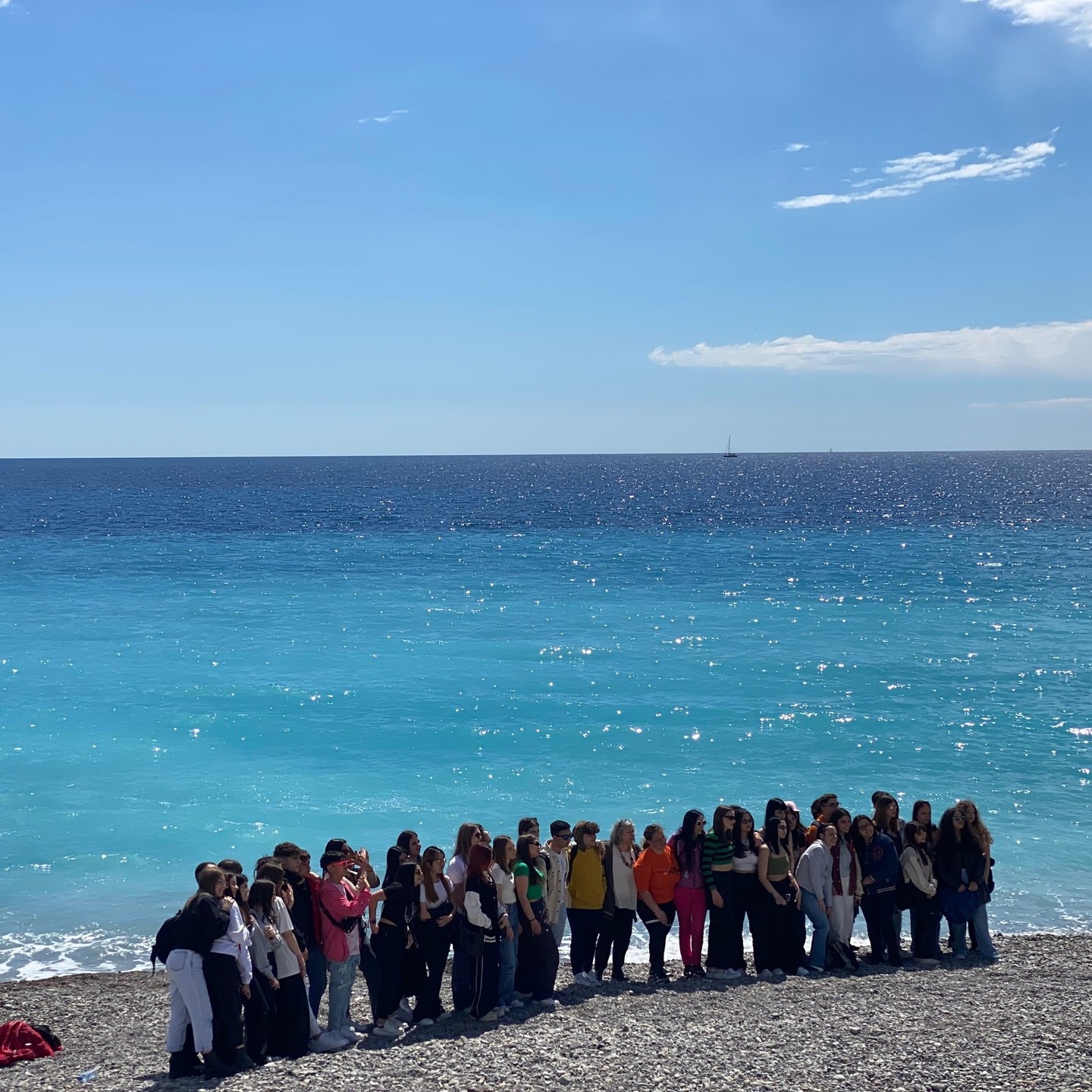 Sur la plage de Nice : le ciel bleu de la Côte d'Azur et le bleu de la Méditerranée... avec beaucoup de nuances !
.
On t