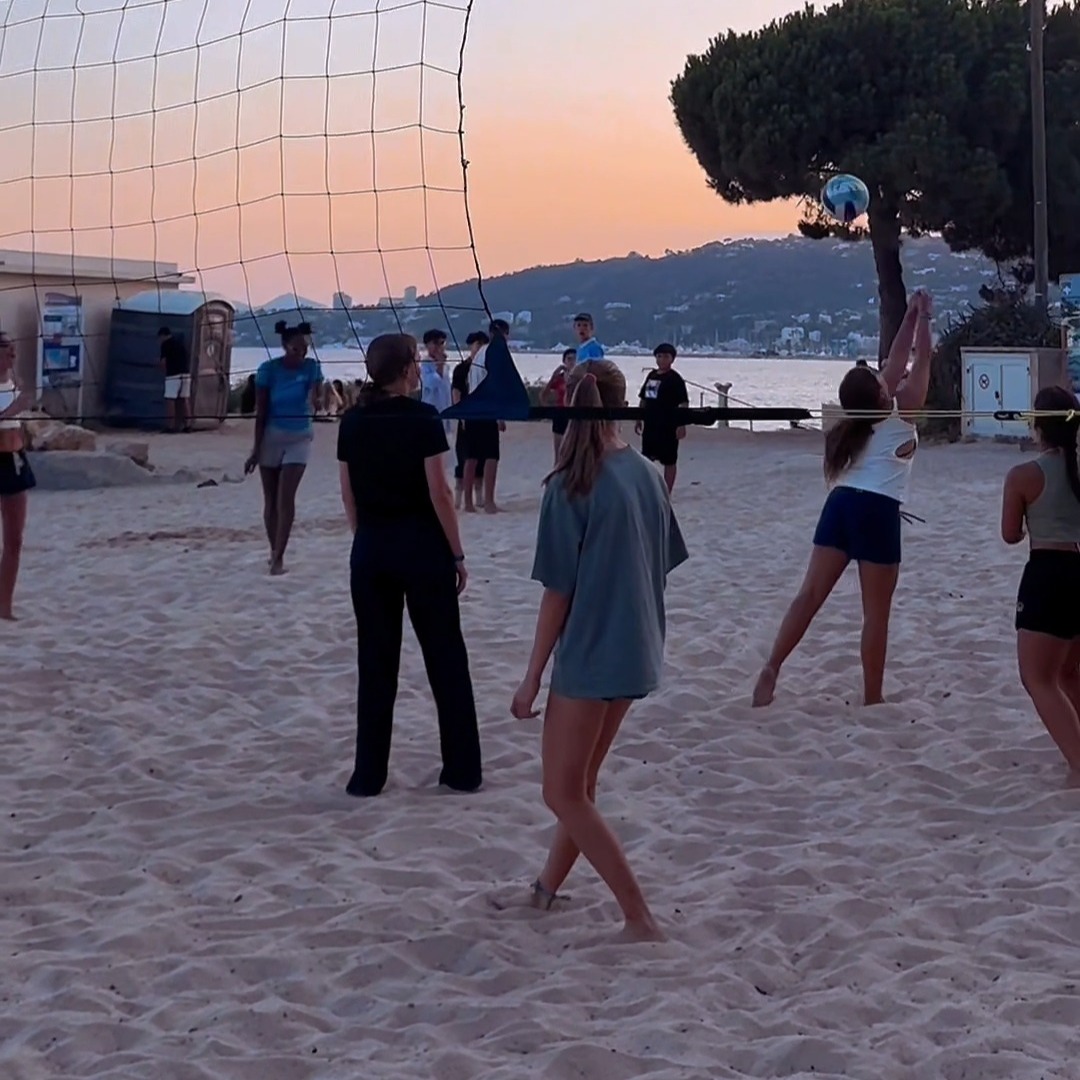 French lessons in the morning… beach volleyball in the afternoon 🏐☀️
Because learning French in France is also about t