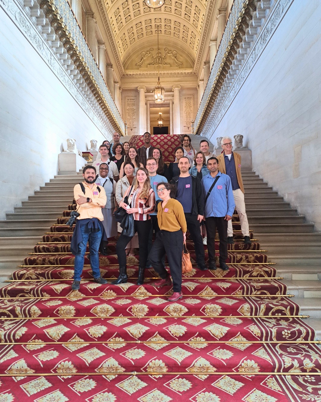 Cette semaine, les étudiants de l’ILCF ont profité d'une visite guidée au Sénat ! ✨
Ils ont découvert l’hémicycle, la sa