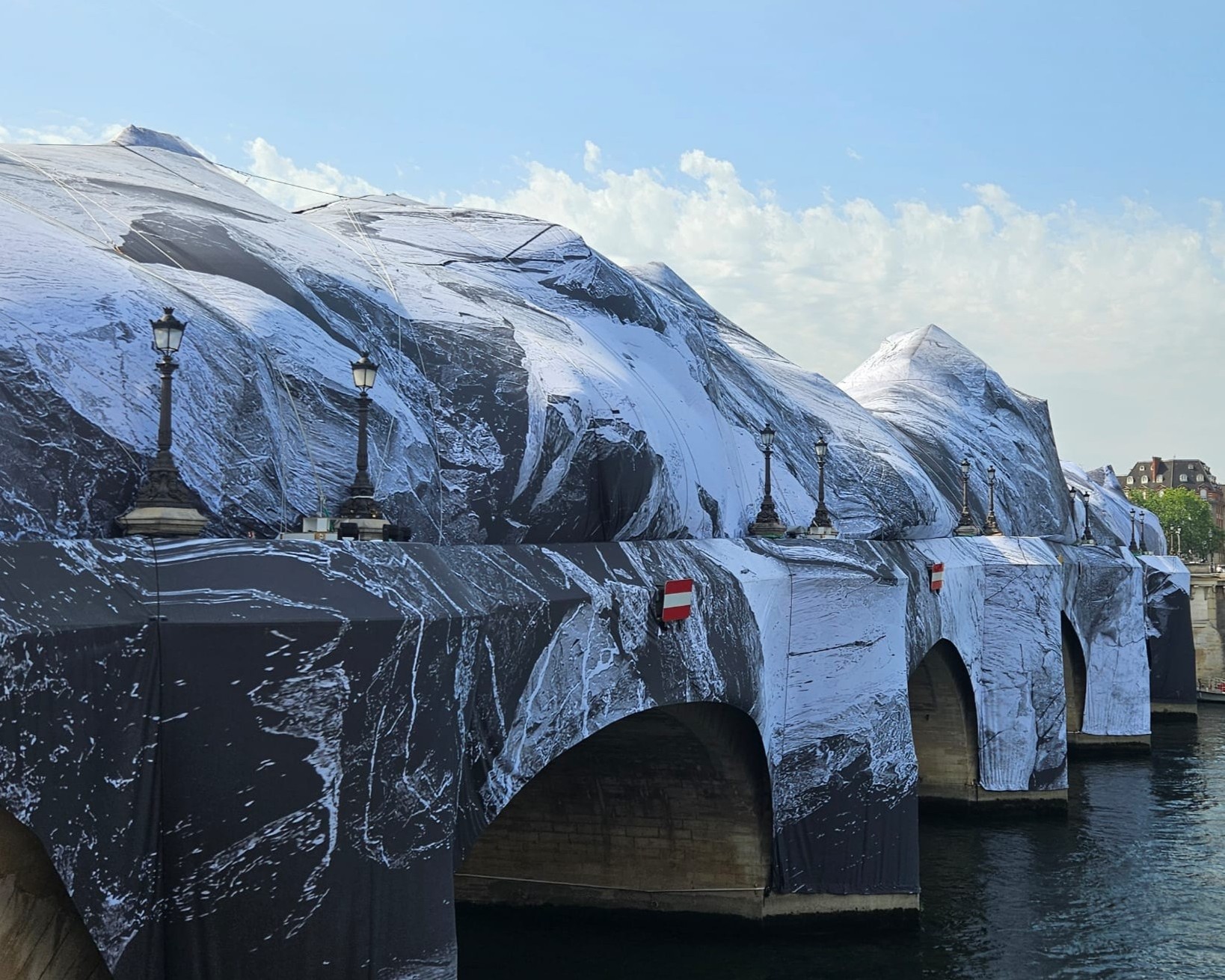 ☀️🎨 Cette semaine, nos étudiants ont bravé la chaleur estivale parisienne pour découvrir l’impressionnante installation