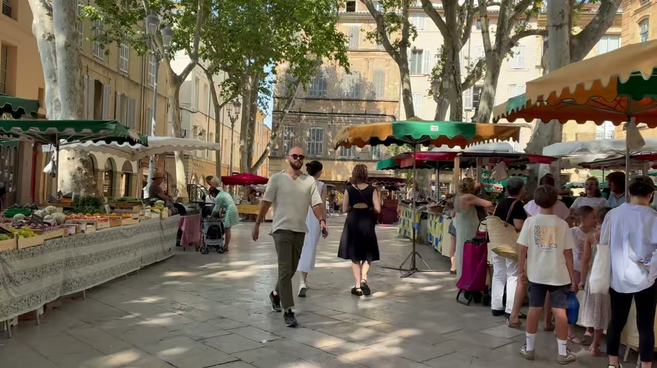 ☀️ L’été à Aix-en-Provence, c’est une ambiance unique…
Des marchés provençaux colorés, des terrasses animées, des ruell