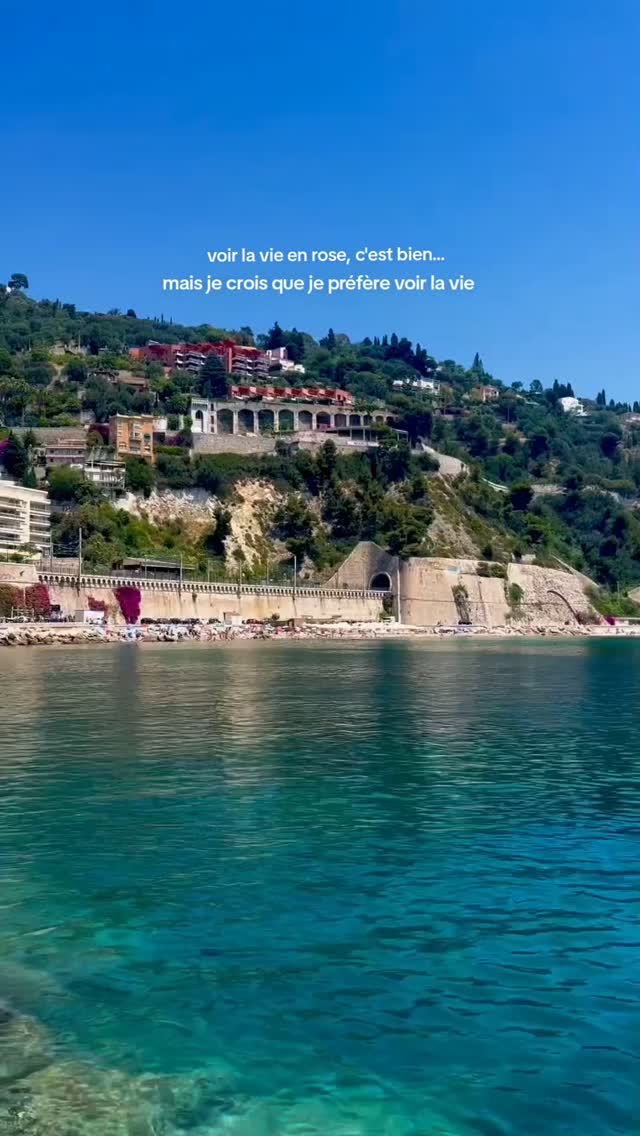 🇫🇷🩵 Voir la vie en rose, c’est bien… mais je crois que je préfère voir la vie en bleu turquoise 😉
Merci août, merci