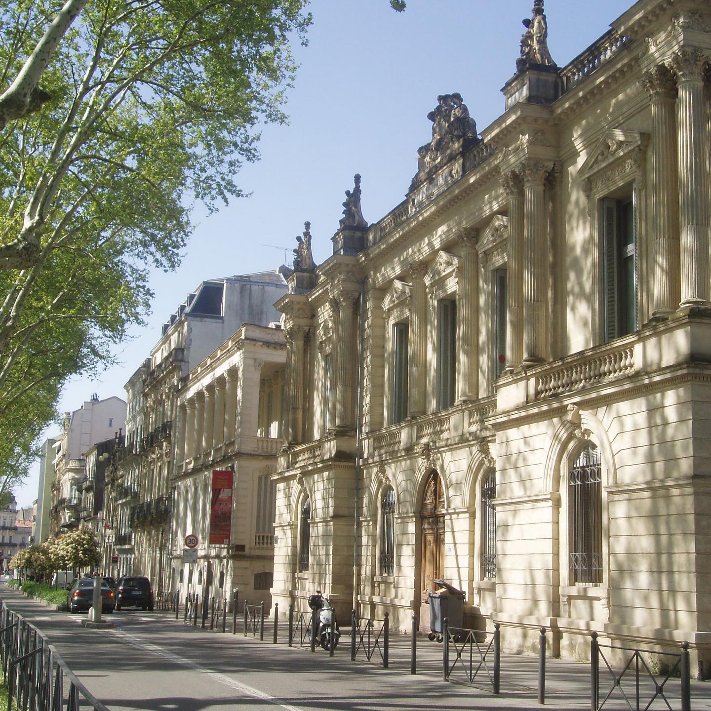 Montpellier : les immeubles haussmaniens 🎈💜🇫🇷
#placedelacomedie #LoveiLP #summer #activities #apprentissage #learnfr