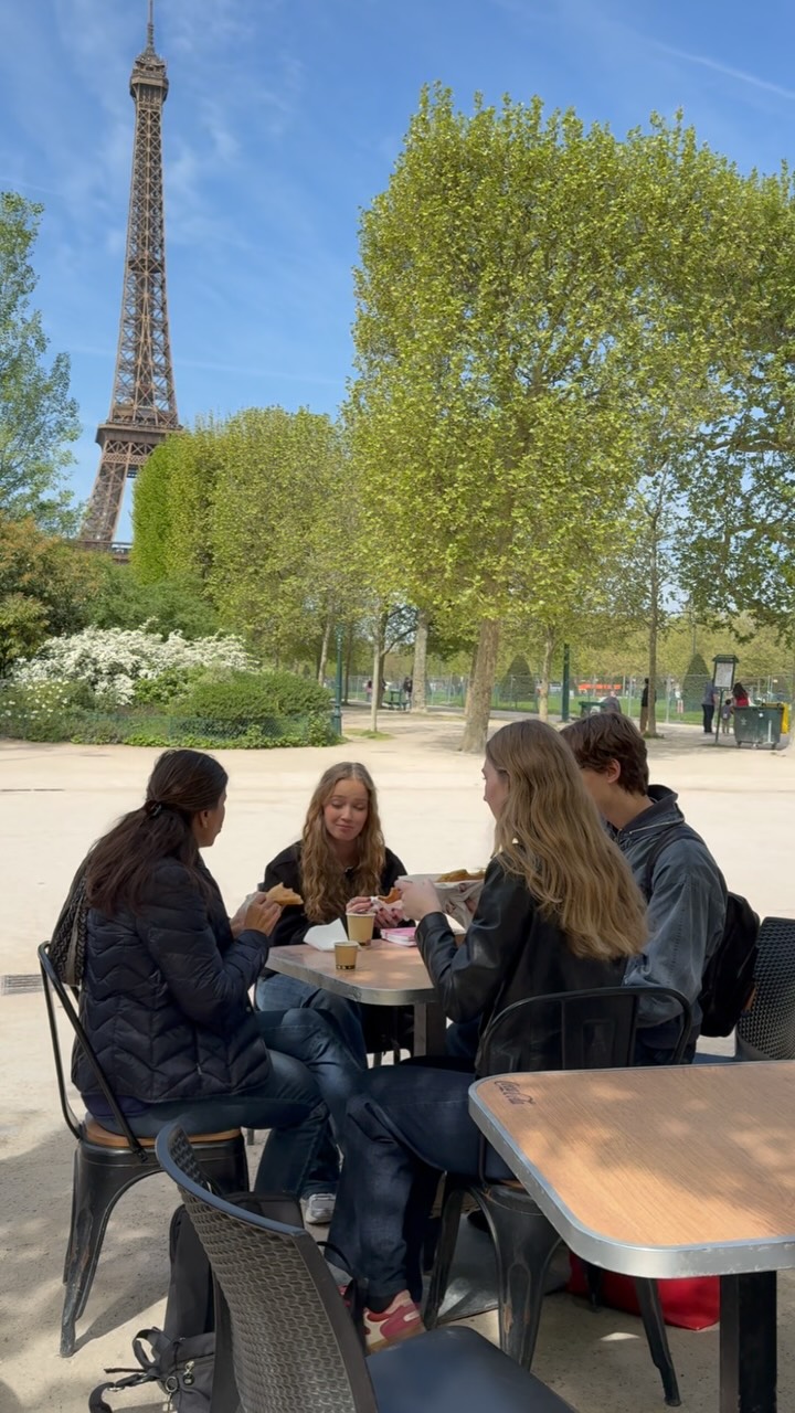 Un petit café ☕️ entre deux cours de français à Accord Paris ? 🇫🇷
À 3 petites minutes de marche de l’école, venez dégu