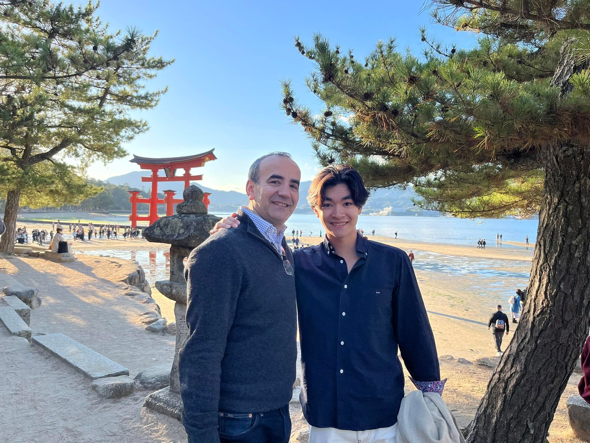 Bonjour !! Je suis actuellement au Japon avec Lucas et nous serons à Shibuya Hachikomae jeudi 23 novembre à 18:30. Écriv